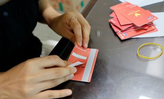 소비쿠폰 선불카드에 스티커 부착 작업