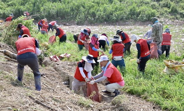 공주시, 집중호우 피해 복구에 자원봉사 힘 보태