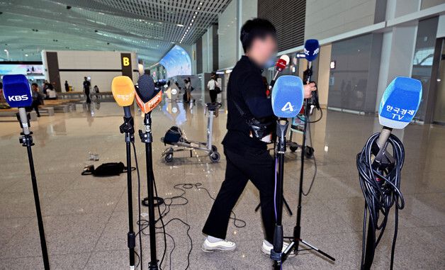 구윤철 부총리 출국 취소로 철수하는 취재진들