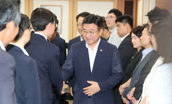 인사 나누는 윤호중 행안부 장관