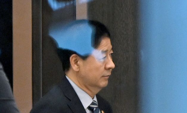 굳은 표정으로 공항 나서는 구윤철 부총리