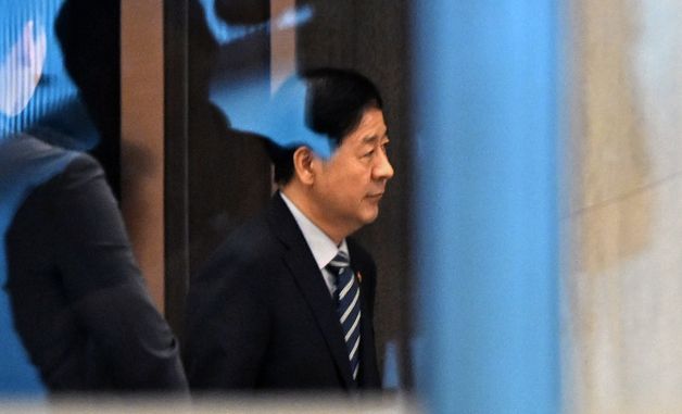 굳은 표정으로 공항 나서는 구윤철 부총리