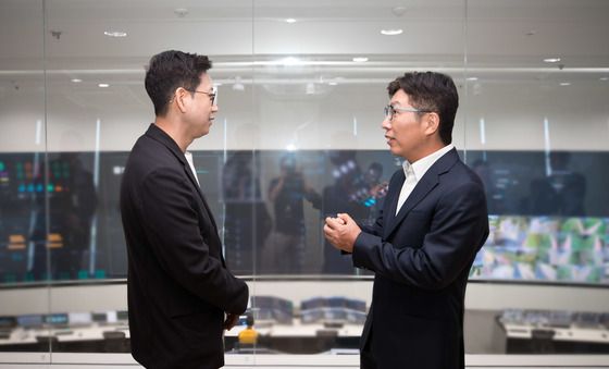 김유원 대표와 대화하는 배경훈 장관