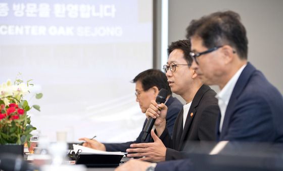 인공지능 데이터센터 현장간담회서 인사말하는 배경훈 장관