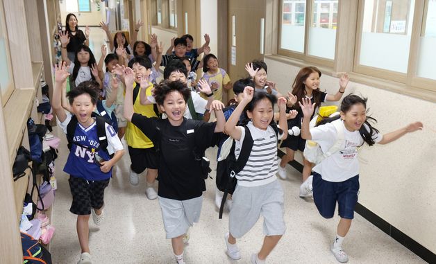 기쁜 마음으로 하교하는 학생들