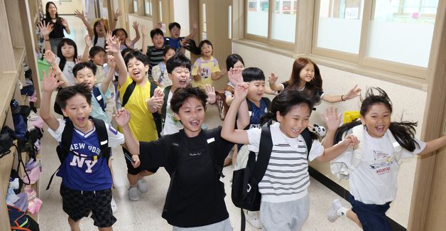 기쁜 마음으로 하교하는 학생들