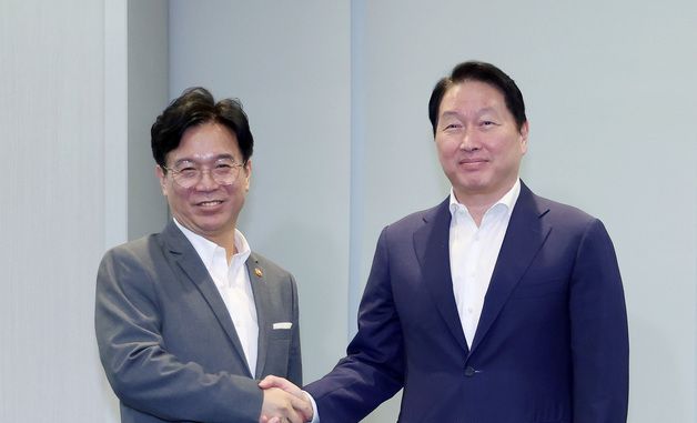 악수하는 최태원 회장과 김영훈 장관