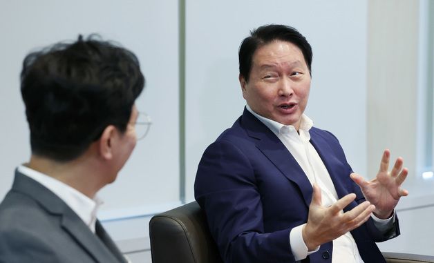 김영훈 장관과 대화하는 최태원 회장