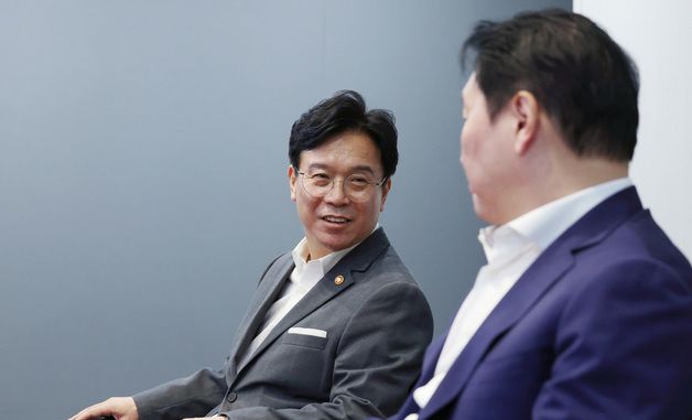 김영훈 장관과 대화하는 최태원 회장