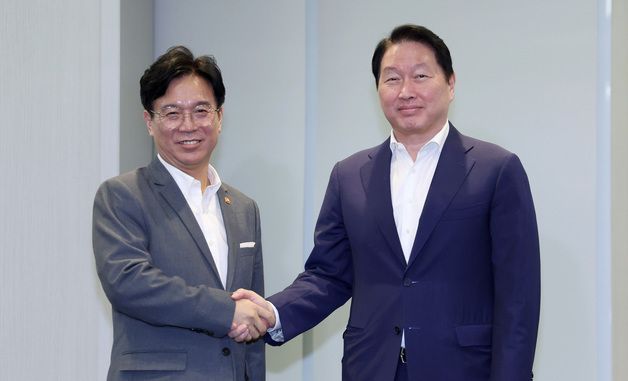 악수하는 최태원 회장과 김영훈 장관