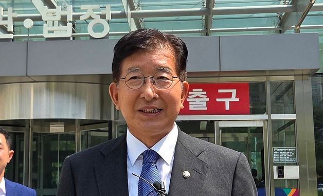 취재진 질문에 답하는 이상식 의원