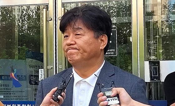 굳은 표정으로 법정 나서는 양문석