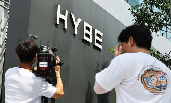 하이브 압수수색 중인 경찰 '방 의장 부당이득 의혹 수사'