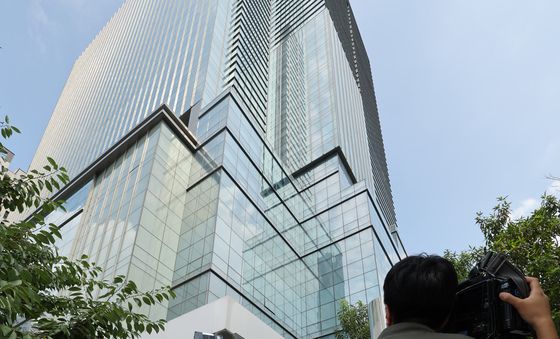 경찰이 압수수색 중인 하이브 본사