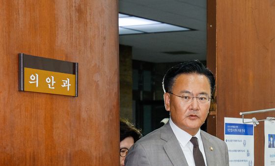 강선우 의원 징계안 든 유상범 원내수석