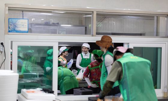 김혜경 여사 '호우 피해' 가평군 찾아 배식 봉사