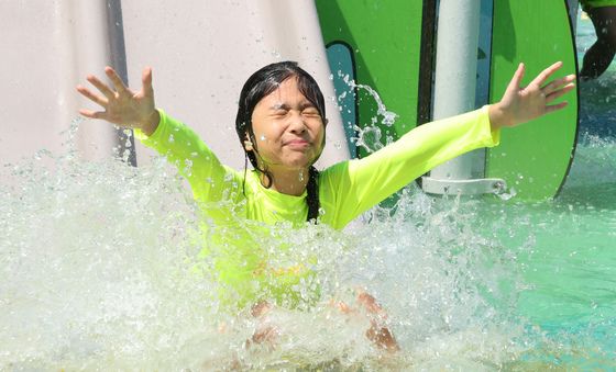 미끄럼틀로 시원한 물속으로