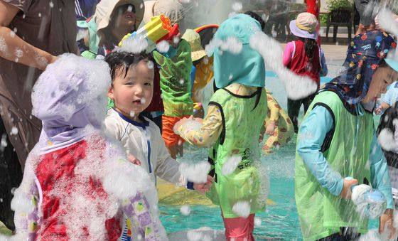 물놀이하는 어린이들