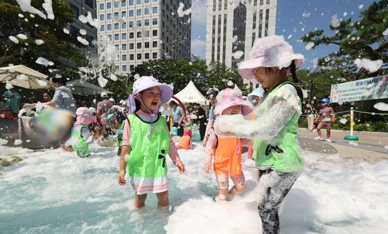 비누거품 속 물놀이하는 어린이들