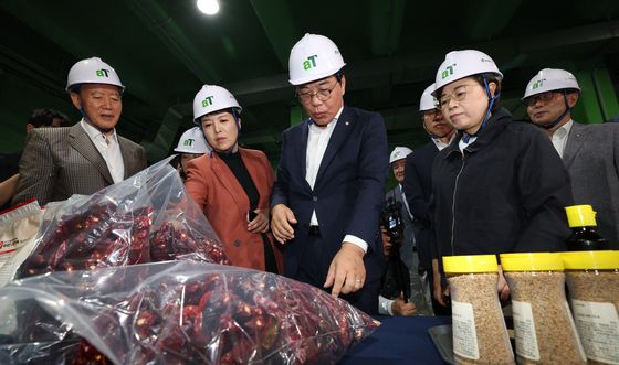 국힘, 이천 aT비축기지 방문…폭우·폭염 농산물 물가 점검