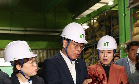 건고추 들어보는 송언석