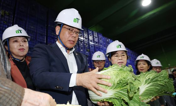 배추 품질 확인하는 송언석