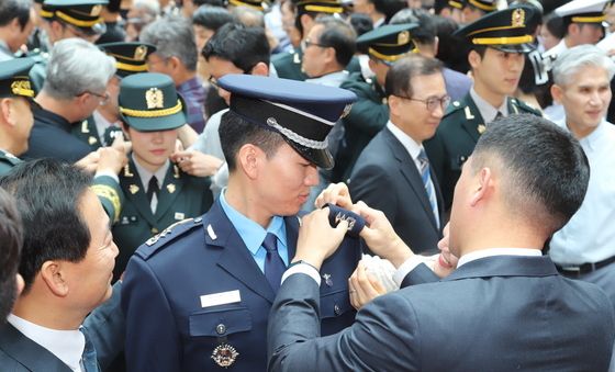 계급장 부착하는 임관장교들