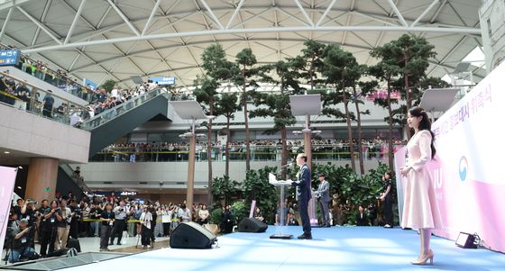 인천공항본부세관 홍보대사 위촉된 아이유