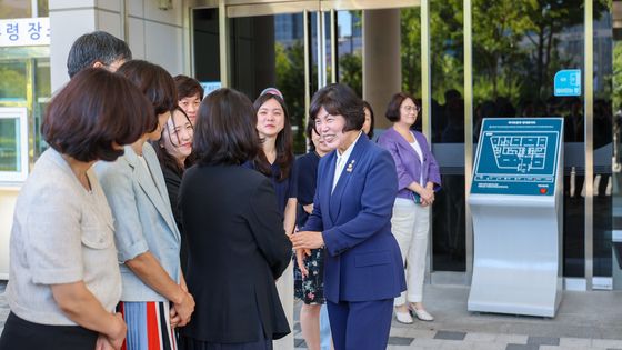 이임식 후 청사 나서는 강정애 국가보훈부 장관