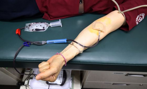 헌혈하는 나이팅게일