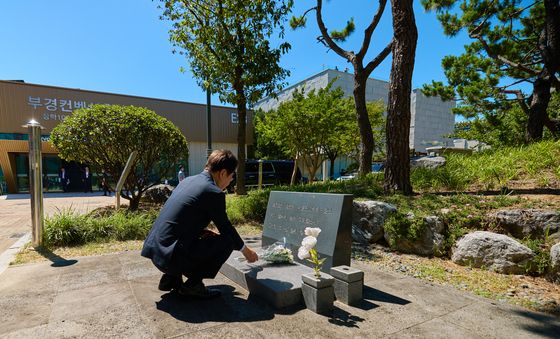 李대통령, 이동진 대위 추모비 앞 헌화