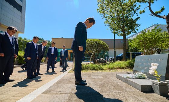 묵념하는 이재명 대통령