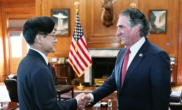 백악관 국가에너지위원장과 악수하는 김정관 산업부 장관