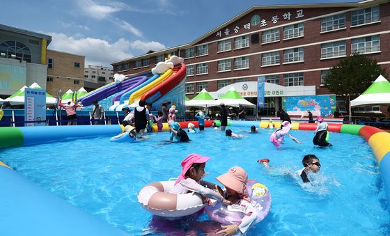학교 운동장이 워터파크로!