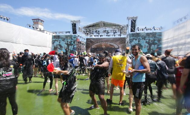 물축제에서 더위 사냥