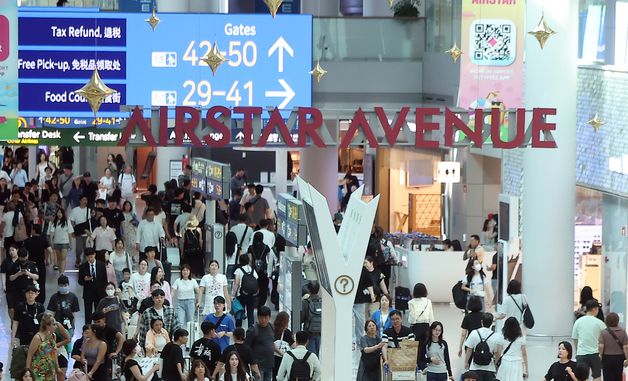 여행객들로 북적이는 인천국제공항 면세구역