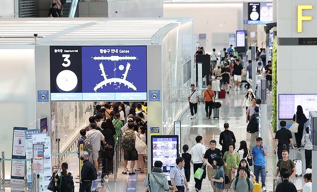 본격 여름 휴가철 시작에 북적이는 인천국제공항
