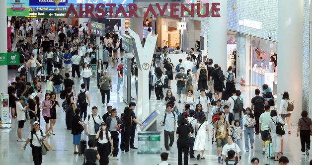 본격 여름 휴가철 시작, 북적이는 인천국제공항