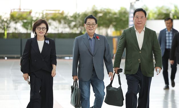 폴란드로 출국하는 특사단