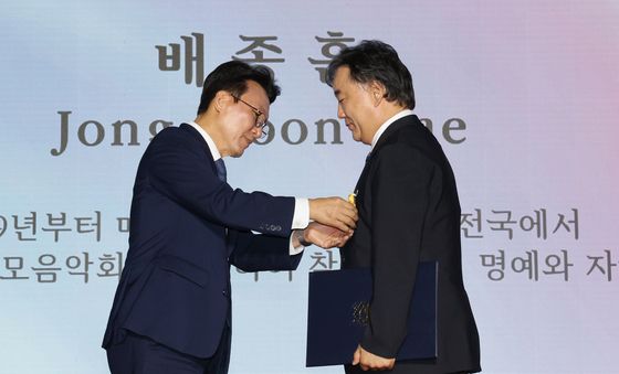 국민포장 전수하는 김민석 총리