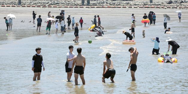 물에 들어갈 수 밖에 없는 날씨