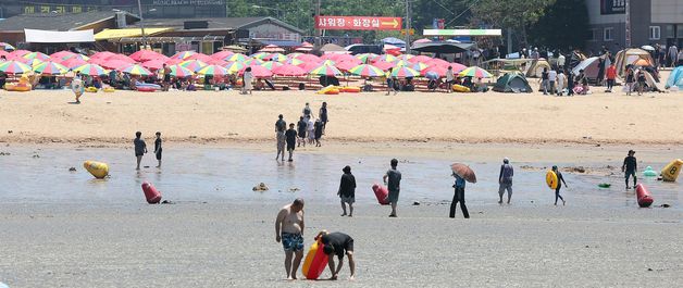 '여름휴가 시작' 을왕리 해수욕장 찾은 시민들