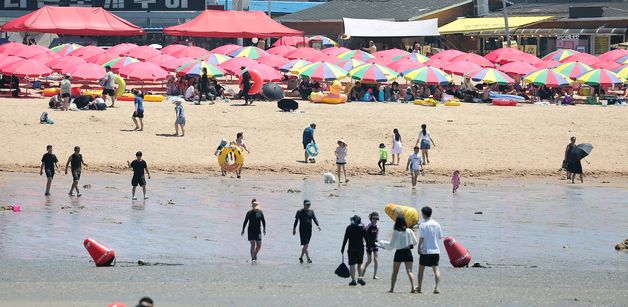 휴가철 맞이해 붐비는 을왕리 해수욕장
