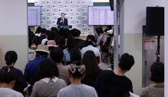 강연장 밖 복도까지…대입 설명회 열기 '후끈'
