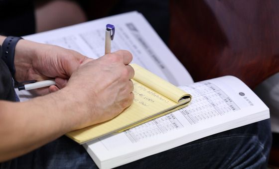 강연 내내 펜을 놓지 않는 학부모들