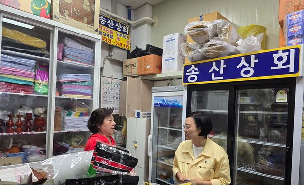 당진전통시장 찾아 집중호우 피해 상인과 소통하는 한성숙 장관