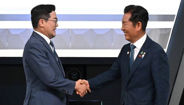 악수하는 박찬대·정청래 당대표 후보