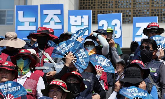 폭염 속 기자회견