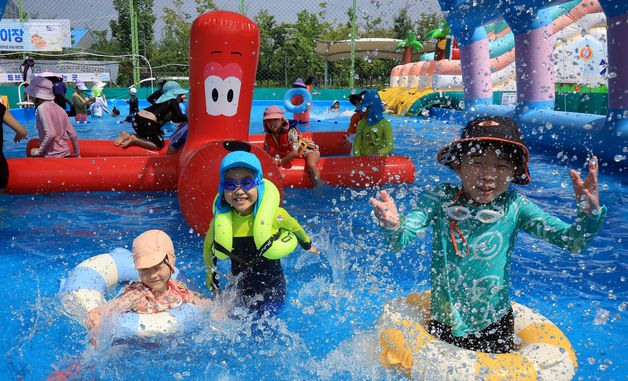 물놀이장에서 무더위 식히는 어린이들