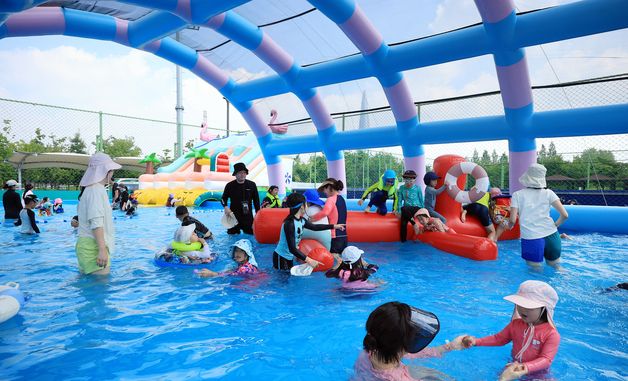 파란하늘 아래 시원한 물놀이